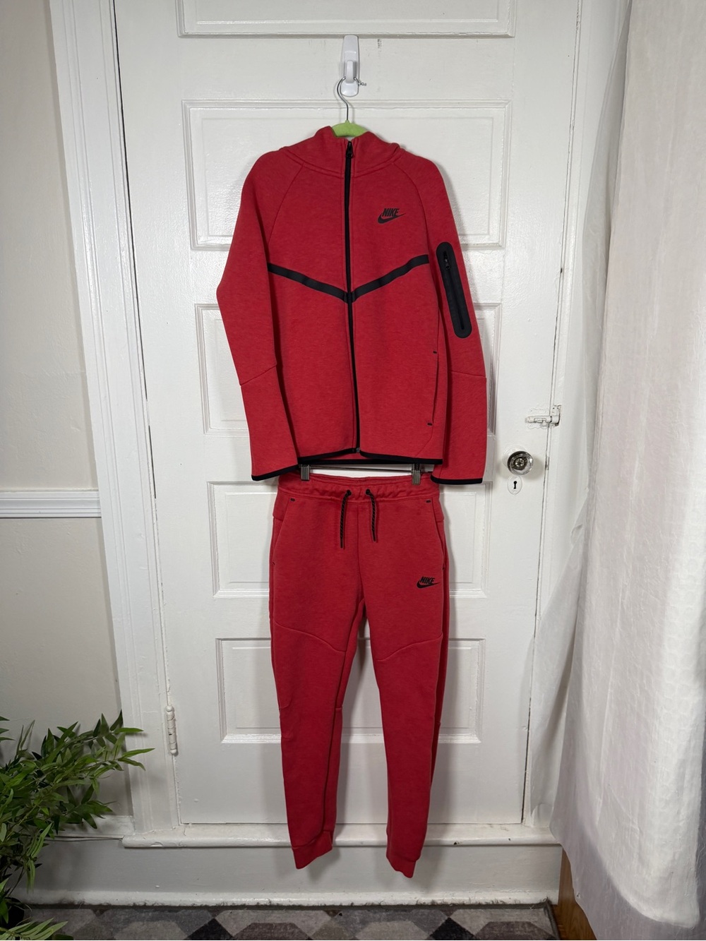 Nike Boys Red Tech Fleece Full Zip Hoodie & Joggers Sweatpants Matching Set Lg